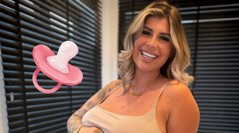 Shani lacht naar de camera.