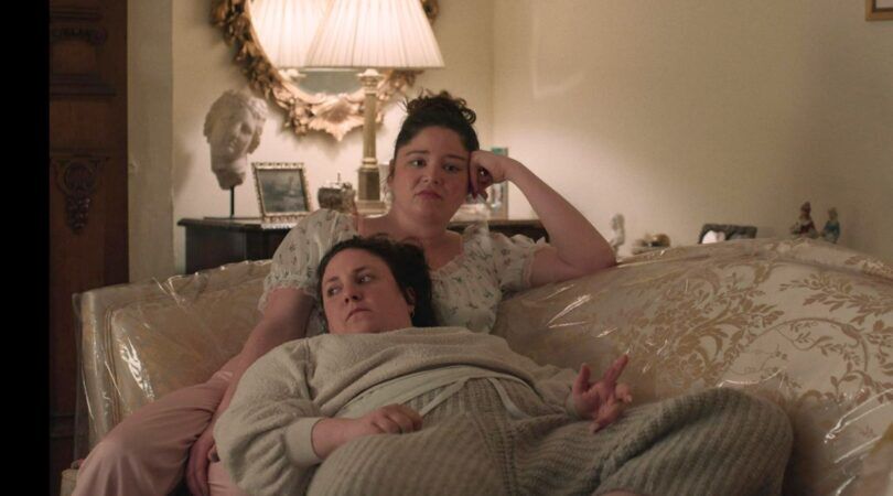 twee meisjes liggen op de bank