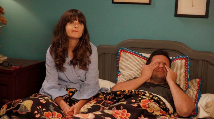 Jess en Nick van New Girl liggen samen in bed.