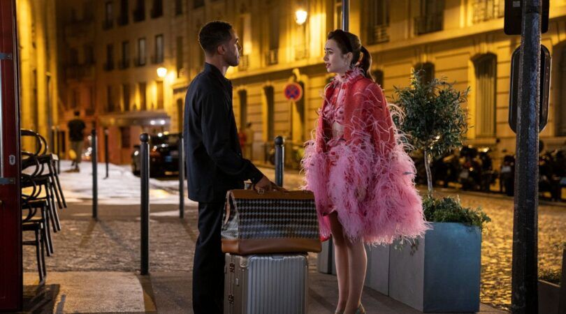 Een koppel staat in discussie op straat.