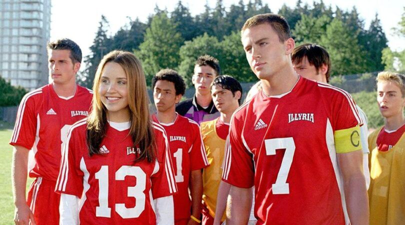 Jongen en meisje spelen samen in voetbalteam.