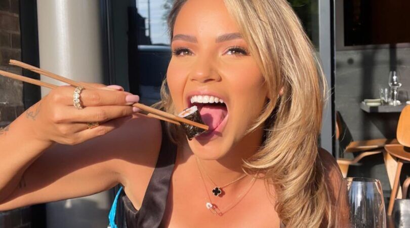 Monica Geuze die sushi eet.