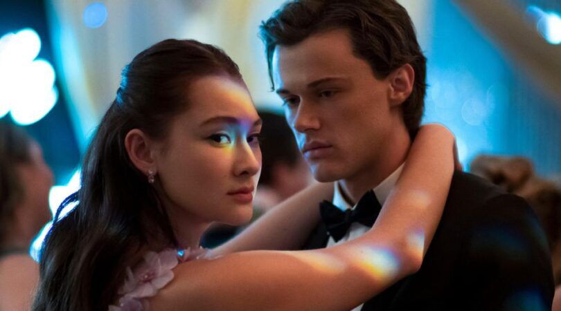 Meisje en jongen slowdancen en het meisje kijkt achterom.