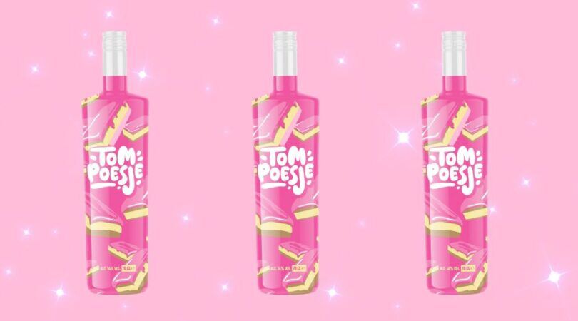 Tompoesje shotjes op een roze achtergrond met glitters.