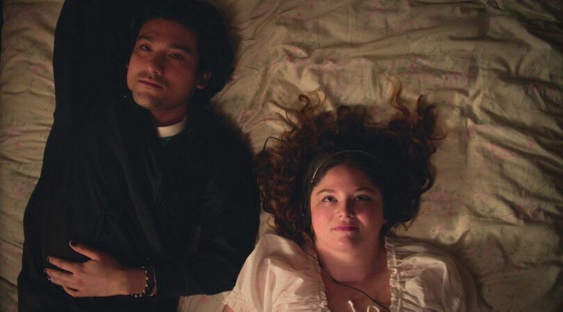 man en vrouw liggen op bed