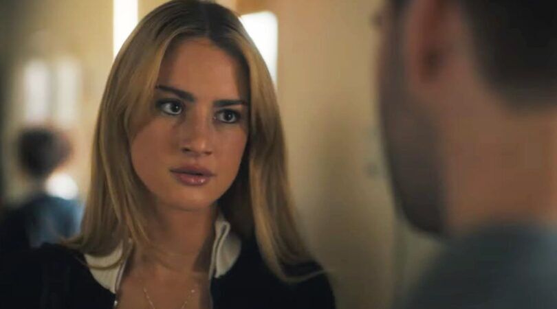 Een vrouw kijkt een beetje in de war naar de man die praat.