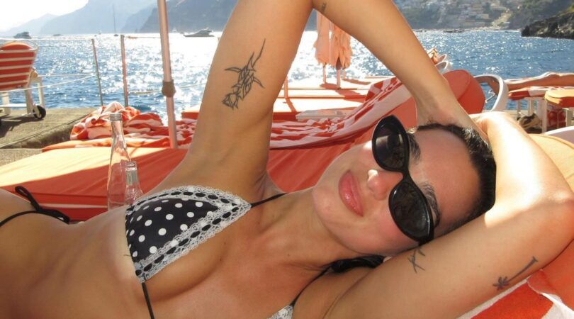 dua lipa is aan het zonnen