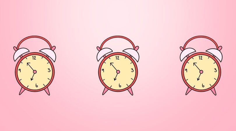 Drie roze animatie wekkers op een roze achtergrond.