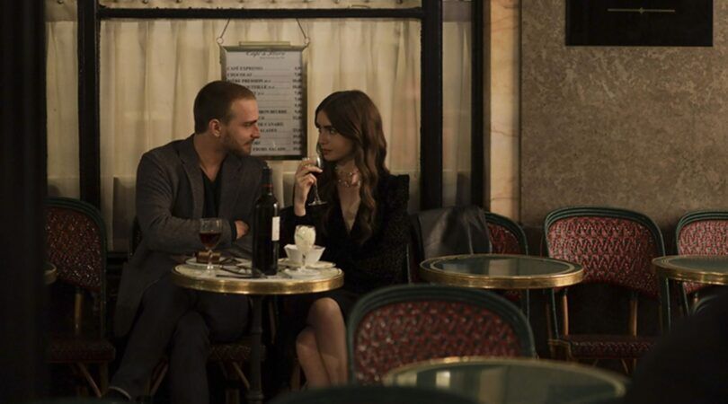 Twee mensen zitten aan tafel bij een restaurant.