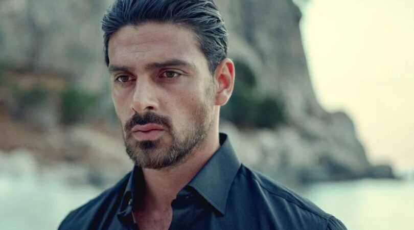 Man staart kangs de camera.