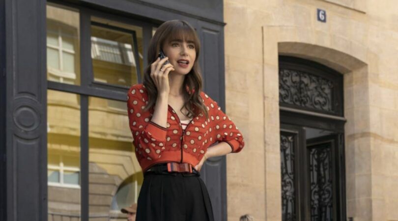 Een jonge vrouw staat te bellen.