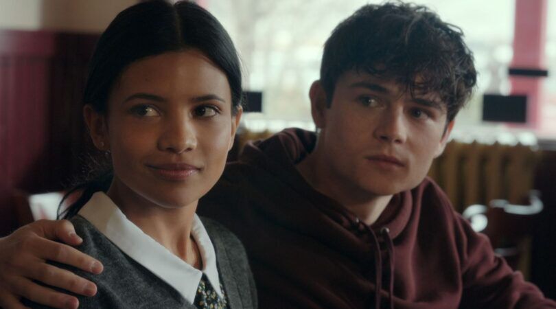 Sc&egrave;ne uit My Life with the Walter Boys waar Jackie en Alex naast elkaar zitten.