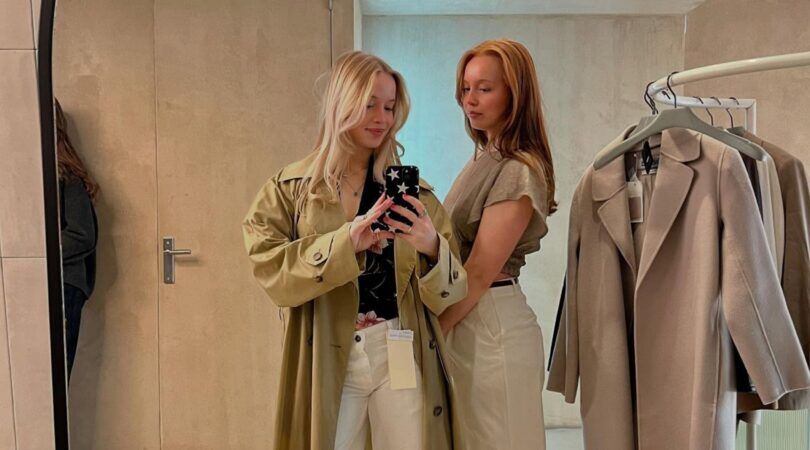 Twee zussen die een spiegelselfie maken.