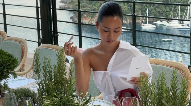 Meisje met een dior briefje aan tafel