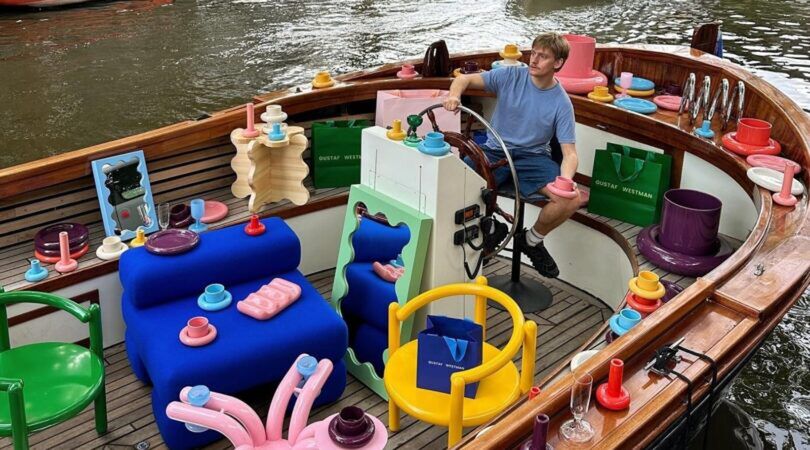 man-in-boot-met-interieur-spullen-gustaf-westman-pop-up-amsterdam