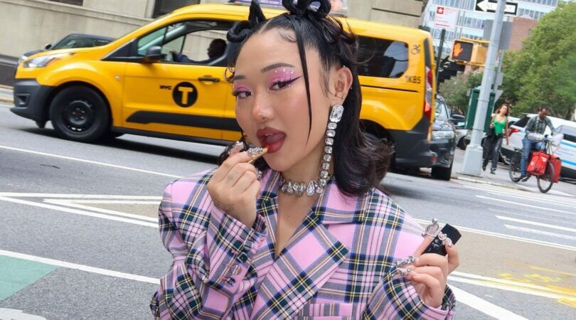 Meisje doet lipgloss op in New York.