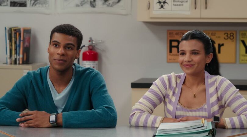 Een jongen en een meisje zitten naast elkaar in een klaslokaal.