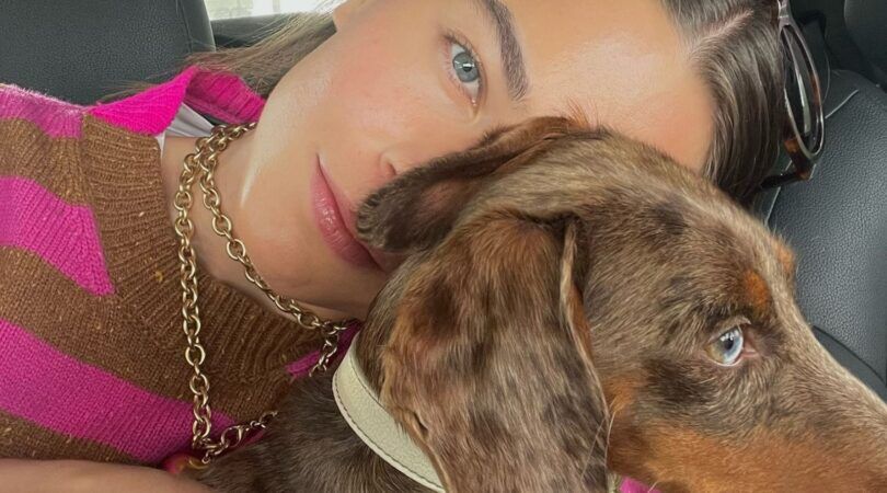 Een baasje met haar hondje.