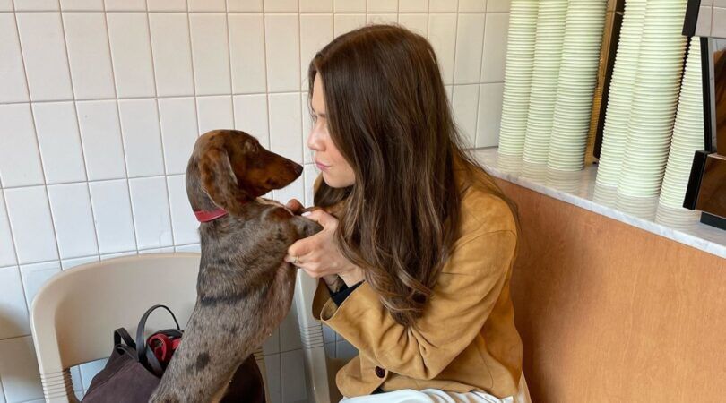 meisje houdt pootjes hond vast