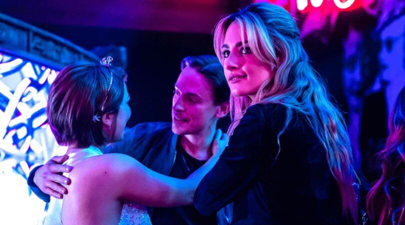 Drie mensen zijn op een feestje.