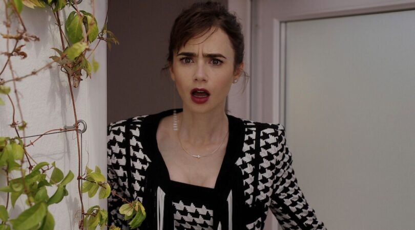 Emily uit Emily in Paris kijkt geschrokken.