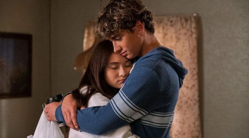 Sc&egrave;ne uit The Summer I Turned Pretty waar Belly en Jeremiah knuffelen.