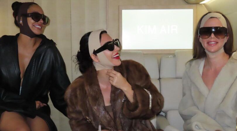 Kim Kardashian zit met haar face tape op in het vliegtuig.