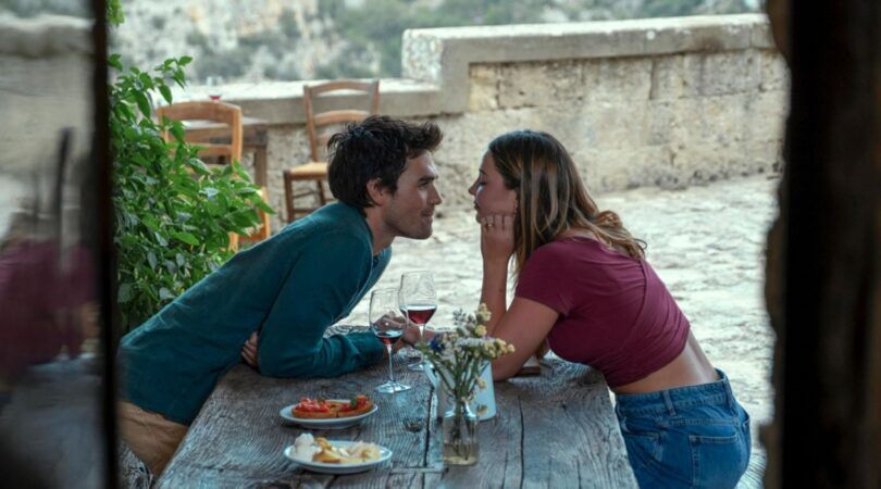 Koppel zit tegenover elkaar aan een picknick tafel.