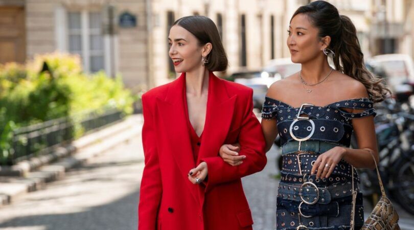 Emily en Mindy lopen samen door Rome.