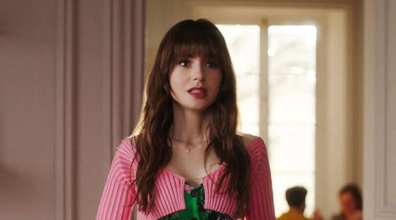 Emily uit Emily in Paris kijkt aarzelend.