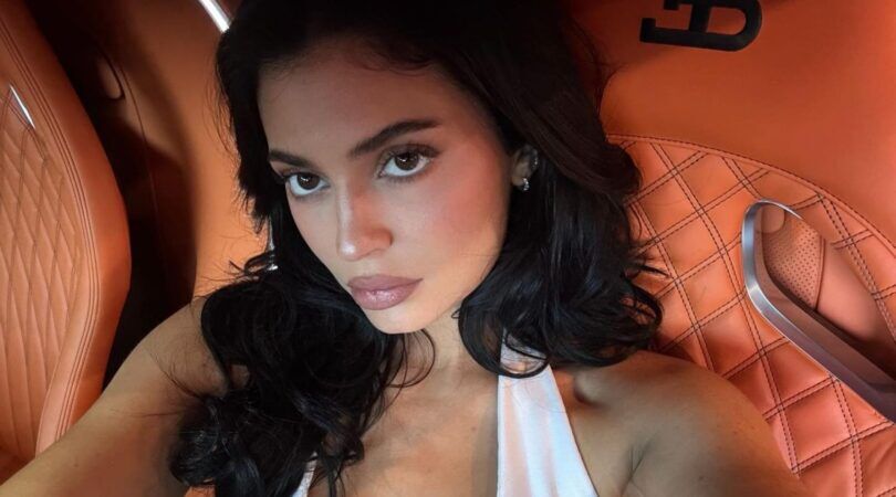 Selfie Kylie Jenner in een oranje auto.