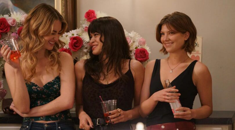 Drie meiden lachen met elkaar