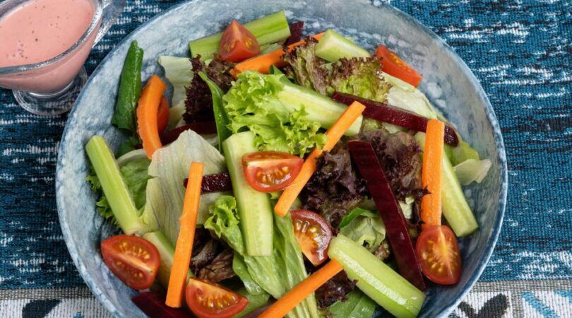 Schaaltje met groenten zoals worten en selderij.