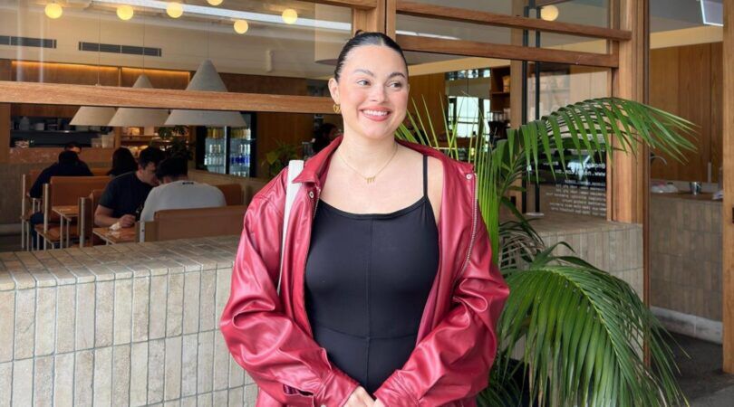 Meisje in rode leren jas.