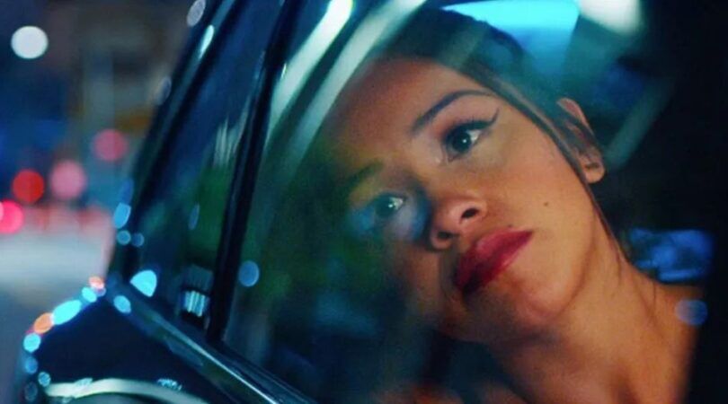 Vrouw staart uit autoraam.