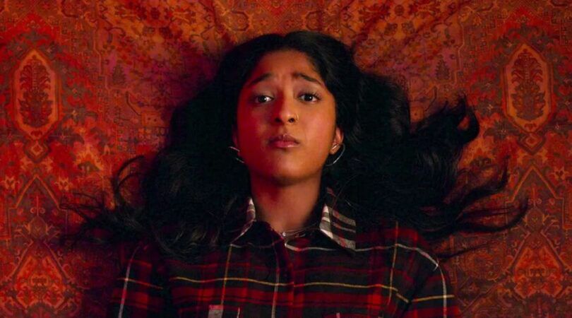 Meisje ligt op haar bed.