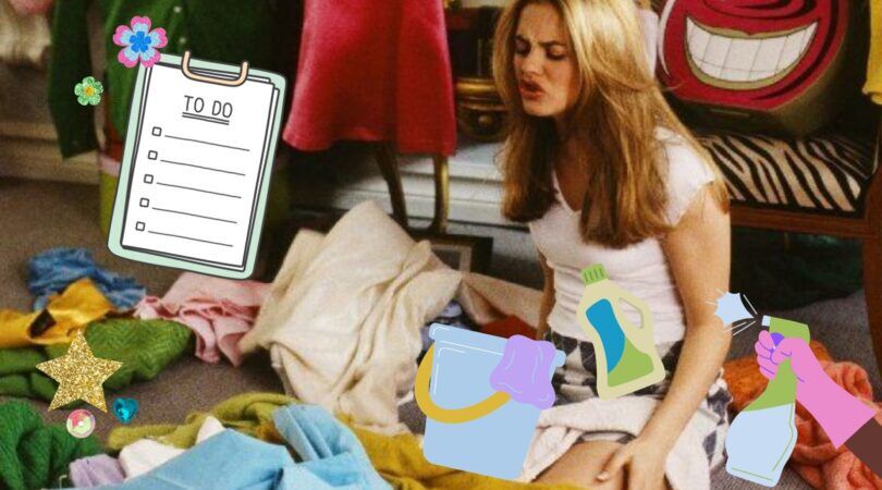 Een meisje zit in een kamer vol troep.