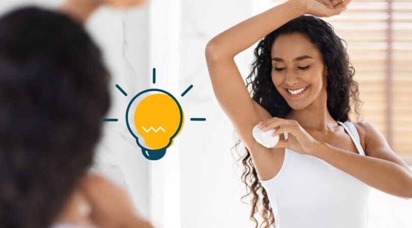 Vrouw doet deodorant op.