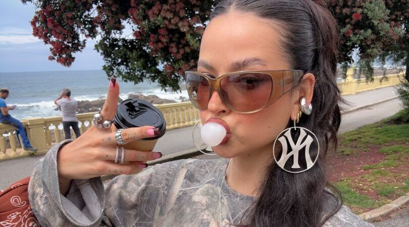 Een selfie van een meisje met een hippe outfit.