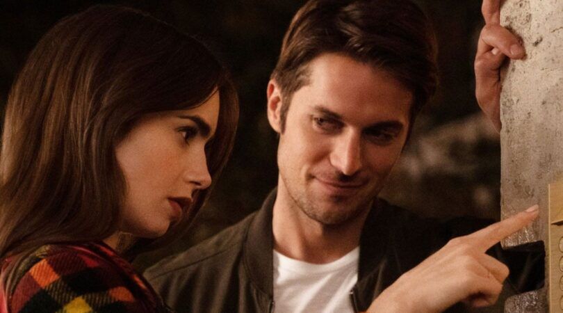 Een man kijkt verliefd naar een vrouw.