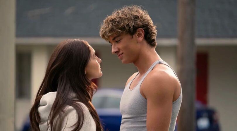 Belly en Jeremiah kijken elkaar verliefd aan, uit The Summer I Turned Pretty.