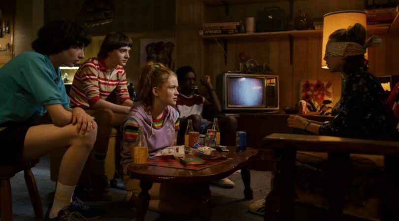scene uit stranger things in de woonkamer