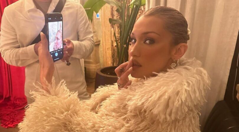 Een foto van Bella Hadid die een selfie maakt.