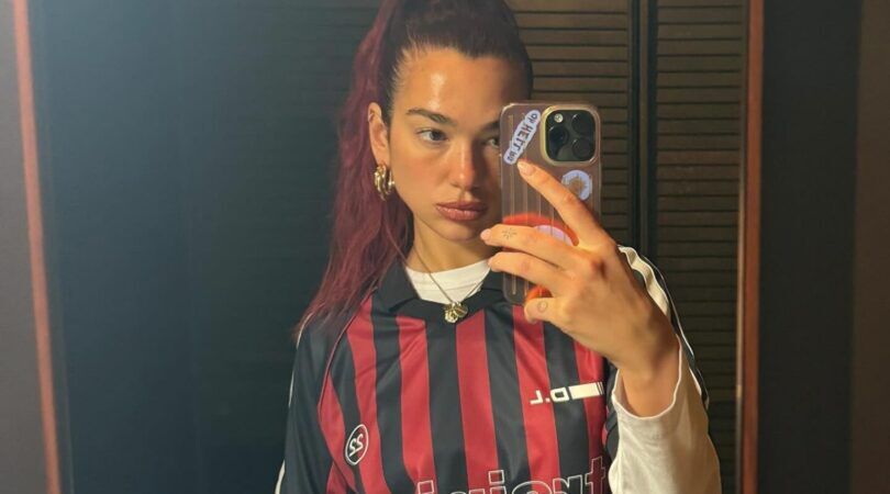 Een spiegelfoto van Dua Lipa met rood haar.