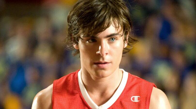 Jongeman kijkt vastberaden langs de camera.