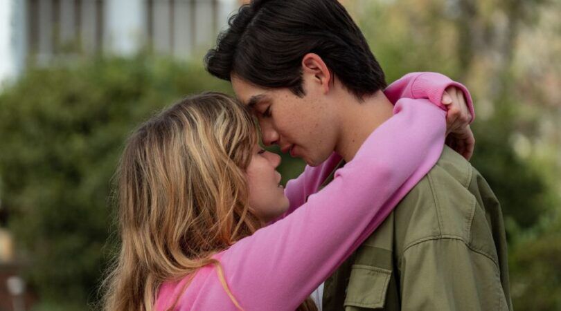 Een jongen en een meisje zoenen bijna.