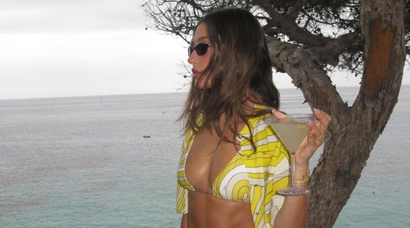hailey bieber met cocktail in haar hand