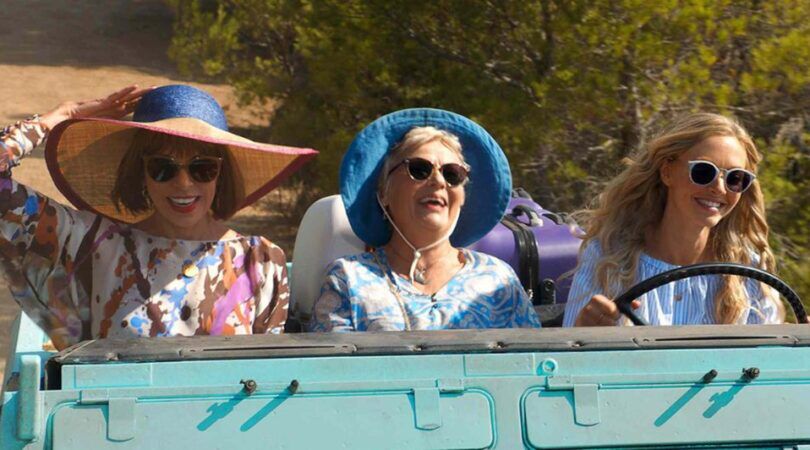 Drie vrouwen zitten in een auto met open dak.