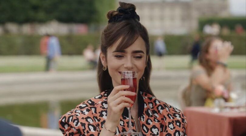 Emily drinkt een zomers drankje.