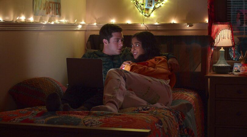 Devi en Ben van Never Have I Ever liggen samen op bed en kijken elkaa verliefd aan